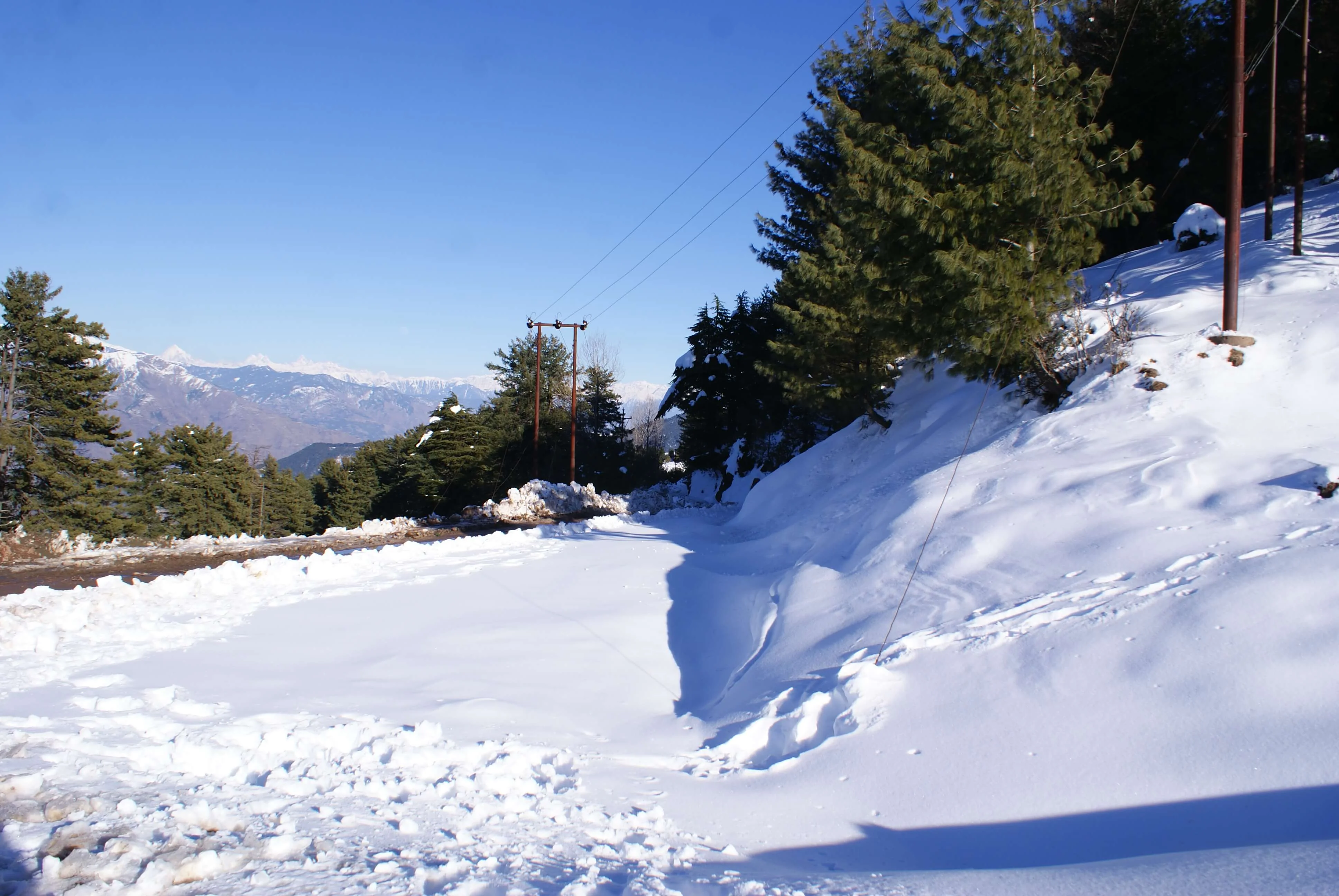 Valley Cut Off By Air, Road From Outside World Heavy Snowfall Throws Life Out Of Gear